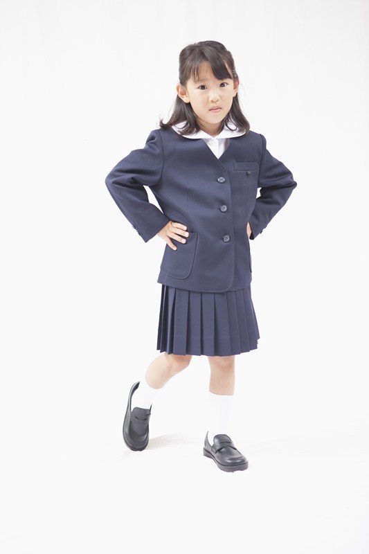 女子児童の制服着用の写真