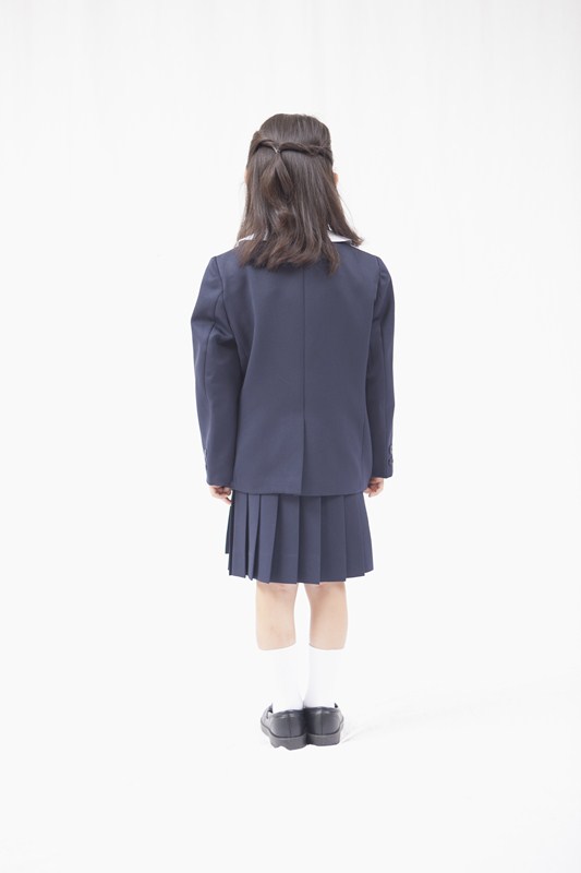 女子児童の制服着用の写真・後ろから撮影